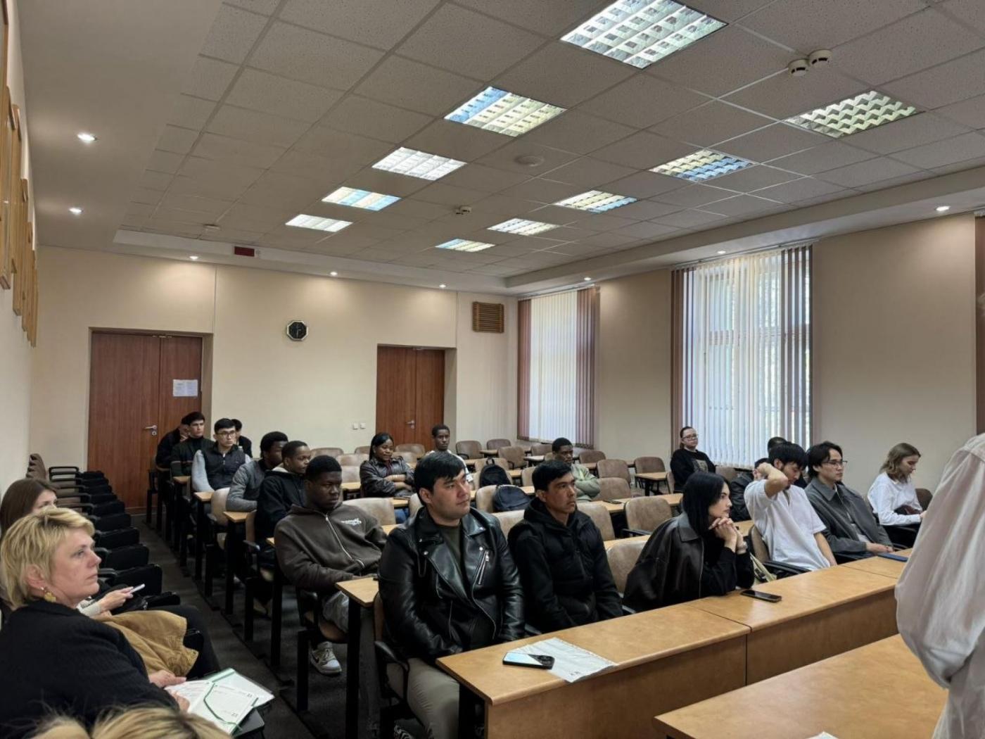 Встреча иностранных обучающихся с правоохранителем и руководством санатория-профилактория «Политехник»